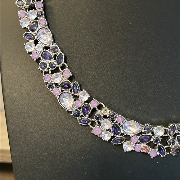 Stunning WHBM White House Black Market Purple Rhinestone statement necklace #J39 - Picture 4 of 9